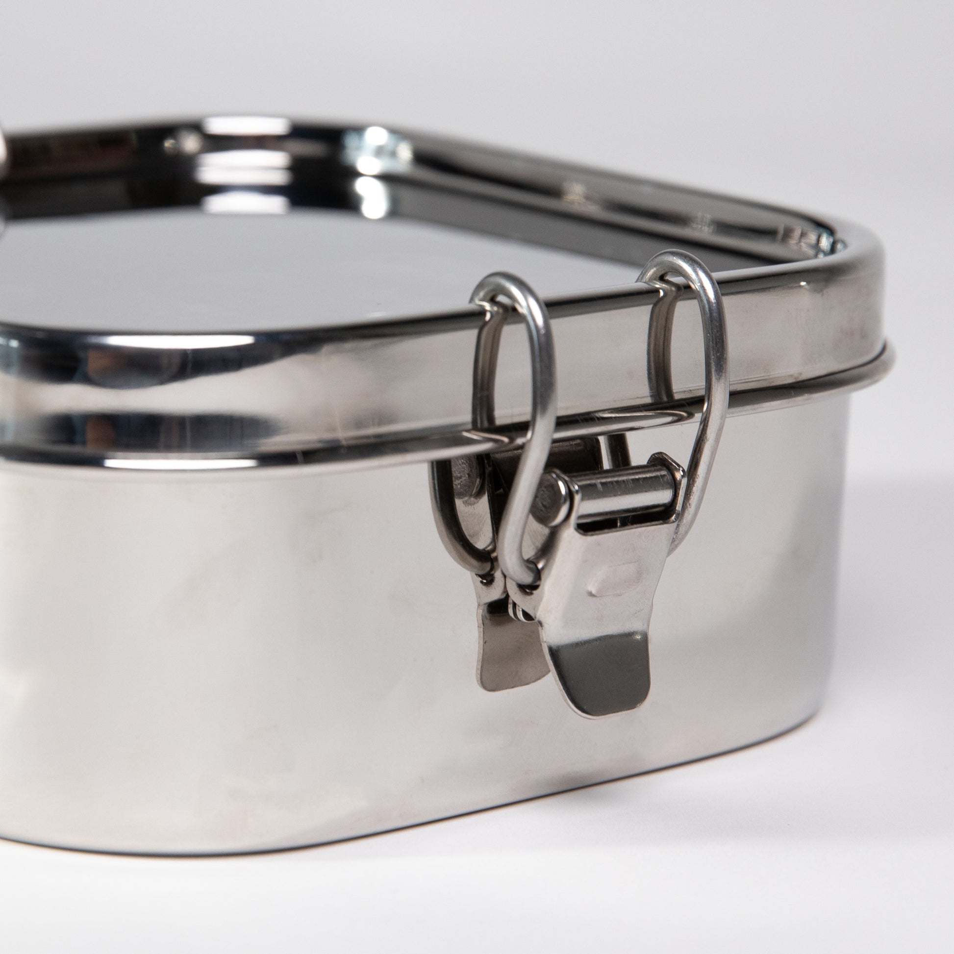 Close up of a clip on a stainless steel lunch box leak-proof